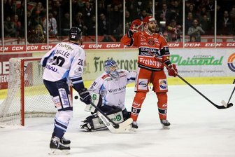 Eispiraten gewinnen Sachsenderby - Lukáš Vantuch (3. v. l.) jubelt vor dem Tor der Gäste aus Dresden.