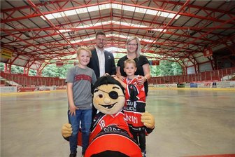 Eispiraten gründen Kids-Club: Wie der Fan-Nachwuchs schon zeitig für Eishockey in Crimmitschau begeistert wird - Anne Helgert hat ihre Kinder Richard (9/links) und Fritz (6) bereits bei Medienchef Aaron Frieß für den Kids-Club angemeldet.