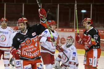 Eispiraten halten Profi mit NHL-Erfahrung - Scott Timmins (2. v. l.) bleibt bei den Eispiraten Crimmitschau.