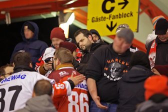 Eispiraten-Heimspiel: Warum es Ärger und Aufregung im Gäste-Block gab - Aufregung hat es am Freitagabend im Gäste-Block gegeben.