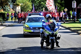 Eispiraten-Heimspiele: Bei welchen vier Gegnern die Polizei mit mehr Personal im Sahnpark anrückt - Zum Start der neuen Saison hat die Polizei einen Fanmarsch von der Innenstadt zum Kunsteisstadion begleitet.