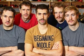 Eispiraten im "Movember" - Daniel Bucheli, Danny Pyka, Nemanja Vucurevic, Bernhard Keil und Kapitän Andre Schietzold (von links) mit Gesichtsschmuck.