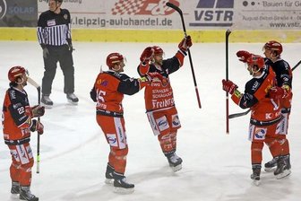 Eispiraten jubeln nach Torspektakel - Jubel über den Siegtreffer für die Eispiraten, 25 Sekunden vor der Schlusssirene.