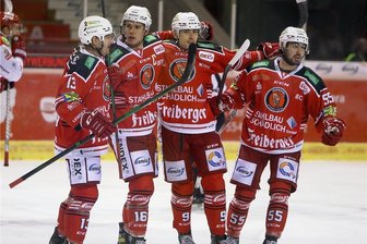 Eispiraten jubeln vor leeren Rängen - Die Eispiraten mit André Schietzold, Vincent Schlenker, Filip Reisnecker und Gregor Kreutzer (von links) hatten am Sonntagabend viermal Grund zum Torjubel. 