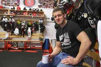 Eispiraten-Kapitän hält sich bei seiner Familie fit - Adrian Grygiel, Kapitän der Eispiraten Crimmitschau.