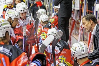 Eispiraten-Kapitän Patrick Pohl: So ist das Verhältnis zwischen Team und Trainer - Eispiraten-Trainer Marian Bazany (rechts) hat am Wochenende nur einen Mini-Kader zur Verfügung.
