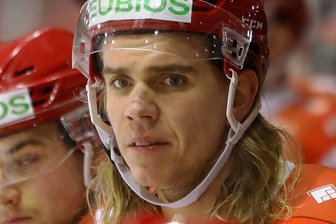 Eispiraten-Kapitän zum Neustart nach Corona-Ausbruch: "Geht nicht spurlos am Körper eines Profi vorbei" - Vincent Schlenker hat sich trotz doppelter Impfung mit dem Corona-Virus infiziert. 16 PCR-Tests im Umfeld des Teams waren positiv.