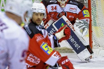 Eispiraten-Keeper in Topform - Eispiraten-Schlussmann Ilya Sharipov, hier im Spiel gegen die Kassel Huskies Mitte November, hatte maßgeblichen Anteil am knappen Auswärtssieg seiner Mannschaft in Heilbronn. 