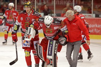 Eispiraten-Keeper verletzt: Oleg Shilin auf dem Weg in die Klinik - Mannschaftsarzt Matthias Modes und Stürmer Henri Kanninen begleiteten den verletzten Keeper Oleg Shilin vom Eis.