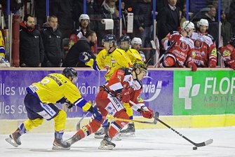 Eispiraten-Krise: Schlafeinlage im ersten Drittel sorgt für Derbypleite - Filip Reisnecher hat im zweiten Drittel eine Disziplinarstrafe abgebrummt.