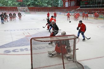 Eispiraten legen wieder los und suchen noch einen Stürmer - Seit Montag trainieren die Profis der Eispiraten Crimmitschau wieder im Kunsteisstadion im Sahnpark. Auch am heutigen Freitag sind zwei Übungseinheiten vorgesehen. Das erste Testspiel findet am 27. August auswärts in Rostock statt. Foto:Andreas Kretschel