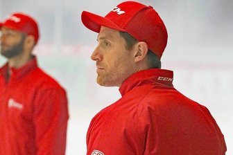 Alexander Sulzer (rechts) war bisher für eine Woche pro Monat als Skill-Trainer bei den Eispiraten im Einsatz. Dabei arbeitete er auch mit Co-Trainer Andrew Hare (links) zusammen.