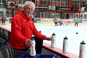 Eispiraten: Mannschaftsleiter fällt aus - Die Eispiraten müssen vorerst ohne ihn auskommen: Mannschaftsleiter Klaus Schietzold ist mindestens bis zum Ende des Monats krankgeschrieben.
