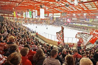 Eispiraten: Nach Ausschreitungen treffen sich Geschäftsführer und Fans am Donnerstag zum Krisengipfel - Anhänger der Fangemeinschaft "Kultras" kehren am Sonntag auf ihre gewohnten Plätze in der Heine-Kurve zurück.