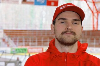 Eispiraten nehmen Verhandlungen wieder auf: Welche deutschen Feldspieler ein neues Vertragsangebot bekommen müssen - Verteidiger Ole Olleff ist ein Kandidat für einen neuen Vertrag bei den Eispiraten. 