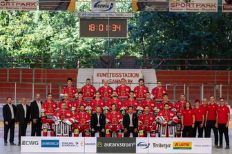 Eispiraten: Neue Trikots treffen erst kurz vor dem Fototermin ein - Mit dem Team gehen die Eispiraten Crimmitschau in die Saison 2023/24.