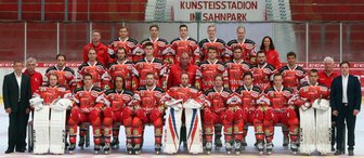 Eispiraten: Neuer Trainer und alte Sorgen - Mit dieser Mannschaft gehen die Eispiraten Crimmitschau in die neue Saison. Hintere Reihe von links: Physiotherapeut André Dahl, Philipp Halbauer, Viktor Braun, Ben Kosianski, Willy Rudert, Erik Gollenbeck, Physiotherapeutin Alina Köhler. Mittlere Reihe von links: Gesellschafter Ronny Bauer, Teamarzt Matthias Modes, Christoph Kabitzky, Vincent Schlenker, Jordan Knackstedt, Elia Ostwald, Trainer Kim Collins, Ole Olleff, Will Weber, Ivan Ciernik, Ales Kranjc, Mannschaftsleiter Klaus Schietzold, Geschäftsführer Jörg Buschmann. Vordere Reihe von links: Clemens Ritschel, Danny Pyka, Patrick Pohl, André Schietzold, Olivier Roy, Robbie Czarnik, Dominic Walsh, Bernhard Keil, Mark Arnsperger.