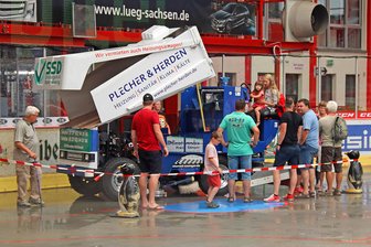 Eispiraten öffnen ihr Reich für die Fans - Besonders bei den jüngeren Besuchern hoch im Kurs stand die Eisbearbeitungsmaschine.