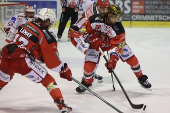 Patrick Pohl (r.) und Mathieu Lemay vor dem gegnerischen Tor.