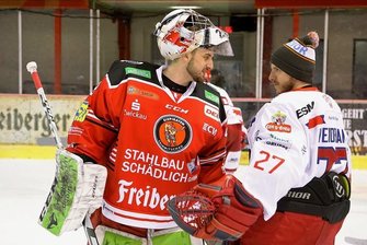 Eispiraten-Partie mit Seltenheitswert: Gegner setzt auf Torhüter-Rotation - Aufmunternde Worte nach der Schlusssirene: Eispiraten-Keeper Christian Schneider spricht mit Wölfe-Torhüter Michel Weidekamp.