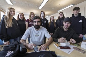Eispiraten plaudern mit Schülern im Erzgebirge: Wie Eishockey-Profis im Englisch-Unterricht ankommen - Ladislav Zikmund (l.) und Gregory Kreutzer waren zu Gast in der Privaten Oberschule Geyer.