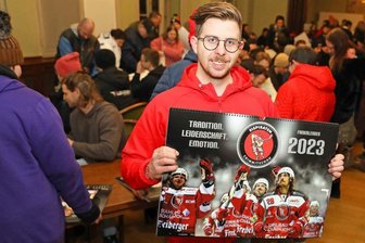 Eispiraten präsentieren neuen Fankalender auf dem Crimmitschauer Weihnachtsmarkt - Eispiraten-Pressesprecher Aaron Frieß präsentiert den neuen Fankalender 2023.