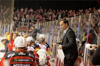 Eispiraten-Profis bereiten sich ohne Trainer Marian Bazany auf die nächsten Partien vor - Eispiraten-Coach Marian Bazany hat am Donnerstag beim Training gefehlt.