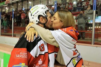 Eispiraten-Rekordspieler André Schietzold: Wie der Doppel-Torschütze die Party mit den Fans erlebt hat - André Schietzold nach seinem 635. Spiel für die Eispiraten. Seine Frau Clara gratuliert dem Rekordspieler aller Zeiten.