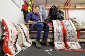 Eispiraten schicken Reporter und Fotografen in stinkende Kabine - Alltag im Dezember 2022: Reporter Holger Frenzel sitzt mit dem Laptop in der Kabine zwischen den Schonern der Torhüter.