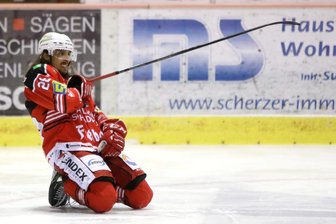 Eispiraten: Schulter von Patrick Pohl ausgekugelt - Stürmer Patrick Pohl vom Eishockey-Zweitligisten Eispiraten Crimmitschau hat sich am Dienstagabend beim 4:3-Sieg nach Penaltyschießen gegen den ESV Kaufbeuren die linke Schulter ausgekugelt.