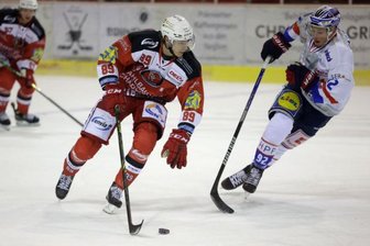 Eispiraten: Schwere Verletzung von Henri Kanninen machen Derby-Pleiten (fast) zur Nebensache - Henri Kanninen (2. v. r.) liegt nach einer Operation, die am Samstag durchgeführt werden musste, in einem Krankenhaus.