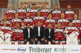 Eispiraten setzen auf neue Schlüsselspieler - Die Eispiraten Crimmitschau Saison 2022/23: Vordere Reihe von links: Enrico Muschter, Sandra Riemenschneider (beide Sportpark Meerane), Klaus Schietzold (Mannschaftsleiter), Torhüter Christian Schneider, Patrick Pohl, Esbjörn Hofverberg (Assistenztrainer), Marian Bazany (Cheftrainer), Jussi Tuores (Assistenztrainer), Felix Thomas, Torhüter Ilya Sharipov, Heike Storch (Physiotherapeutin), Jörg Buschmann (Geschäftsführer). Mittlere Reihe von links: Marco Schwabe (Teambetreuer), Timo Gams, Henri Kanninen, Ole Olleff, Taylor Doherty, Filip Reisnecker, Nick Walters, Luca Tuchel, David Handschumacher (Physiotherapeut), Chris Franke (Physiotherapeut), Mathias Eisenblätter (Gesellschafter). Hintere Reihe von links: Willy Rudert, Lucas Böttcher, Tamás Kánya, Jasper Lindsten, Mathieu Lemay, Mario Scalzo.