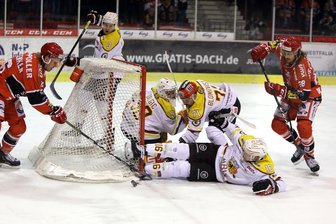 Eispiraten siegen gegen Kaufbeuren nach Penaltyschießen - Vincent Schlenker (links) und Patrick Pohl scheitern am Gäste-Tormann.