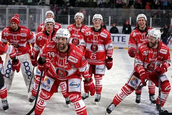 Eispiraten: Sondertrikots werden neu aufgelegt - Im Outdoorspiel an der Skisprungschanze in Klingenthal liefen die Eispiraten Crimmitschau in einem Sondertrikot auf – das auch bei den Fans heiß begehrt ist.