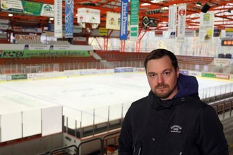 Eispiraten spielen ohne Fans: Wie geht es im Sahnpark weiter? - Leere Ränge im Kunsteisstadion: Eispiraten-Geschäftsführer Jörg Buschmann befürchtet Einnahme-Ausfälle im sechsstelligen Bereich.