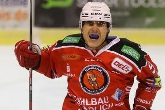 Eispiraten: Sturm-Rohdiamant ist zurück - Filip Reisnecker bejubelt sein 1:0 für die Eispiraten im Heimspiel gegen Dresden. 