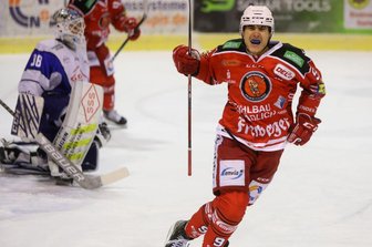 Eispiraten: Sturm-Rohdiamant kehrt nach Westsachsen zurück - Filip Reisnecker beim Spiel der Eispiraten gegen die Dresdner Eislöwen Dezember 2021.