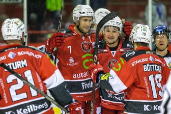 Eispiraten-Torjäger Tobias Lindberg und sein Jubel vor der Heine-Kurve: Das war der Grund für eine besondere Geste - Tobias Lindberg (Zweiter von links) freut sich über einen Hattrick.