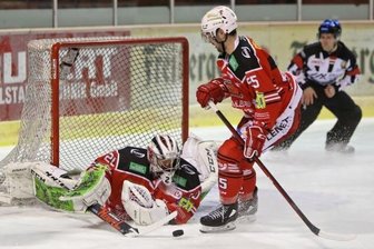 Eispiraten-Trainer Bazany entschuldigt sich - Die Eispiraten - hier mit Torwart Christian Schneider und Gregory Kreutzer - hatten am Freitagabend defensiv alle Hände voll zu tun. 