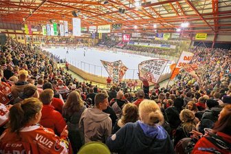 Eispiraten-Umfrage: Von den Fans gibt es Lob für Catering und Kritik an den Sanitäranlagen - Die Auswertung der Umfrage liegt vor. 745 Eispiraten-Fans haben sich beteiligt. Rund ein Drittel davon verpasst kein Heimspiel.