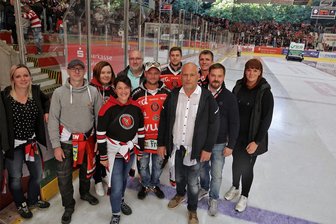 Eispiraten und die Dorf-Challenge: Warum Langenbernsdorf schon Erfahrung mit verrückten Eishockey-Wetten hat - Der Langenbernsdorfer Bürgermeister Tobias Bär (Vierter von rechts) freut sich auf die Dorf-Challenge.