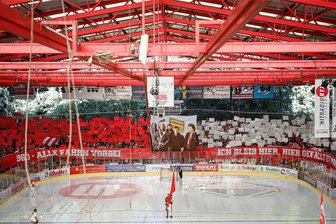 Eispiraten und ihr ambitioniertes Ziel an der Fan-Front: Strömen wirklich 10.000 Zuschauer mehr in den Sahnpark? - Blick in die Attacke- und Heine-Kurve: Mit einer Choreografie wurde vor dem 3:0-Heimsieg gegen Bietigheim auf den neuen Stadion-Hit der Band Dialog aufmerksam gemacht.