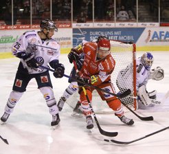 Eispiraten unterliegen Kassel Huskies - Patrick Klöpper (Eispiraten) vor Gäste-Tor.