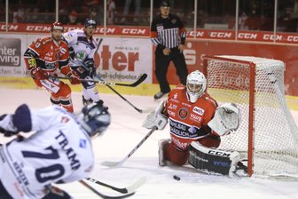 Eispiraten unterliegen Kassel Huskies - Michael Bitzer im Piratentor.