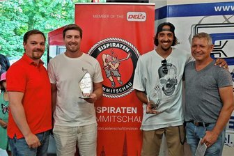 Eispiraten-Urgesteine verabschieden sich von den Crimmitschauer Fans - Mit zwei Glaspokalen würdigten Eispiraten-Geschäftsführer Jörg Buschmann (links) und Teammanager Ronny Bauer (rechts) die Leistungen von André Schietzold (2. von links) und Patrick Pohl (2. von rechts). 