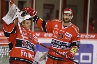 Eispiraten: Vantuch wartet auf deutschen Pass - Lukas Vantuch (rechts) wartet noch immer auf seinen deutschen Pass.