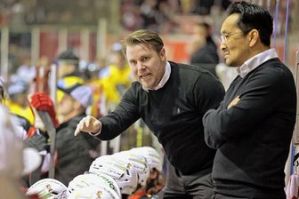 Jussi Tuores (2. von rechts) bleibt Trainer der Eispiraten. Er nahm das Angebot der Crimmitschauer an.