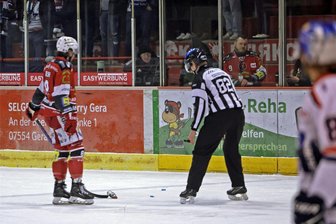 Eispiraten verlieren gegen Kassel: Fans werfen Bierbecher auf das Eis und Trainer Tuores übt heftige Referee-Kritik - Im letzten Drittel musste die Partie immer wieder unterbrochen werden, weil Gegenstände auf dem Eis lagen.