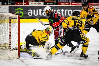 Eispiraten verlieren Heimspiel nach Patzer von Torhüter Oleg Shilin - Ladislav Zikmund bringt die Scheibe nicht im Kasten der Gäste unter.