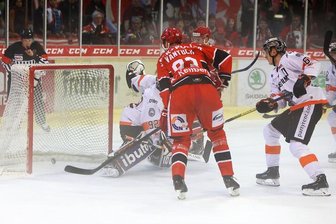 Eispiraten verlieren im Penaltyschießen - Lukáš Vantuch (3. v. l.) trifft zum zwischenzeitlichen 2:0 für die Eispiraten Crimmitschau.
